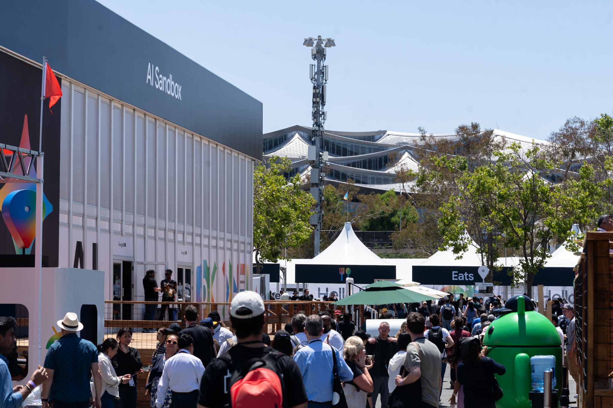 Attendees at this year’s Google I/O, with the swooping, landscape-inspired roof of the company’s Bay View campus buildings. (All photos courtesy of Alex Duffy.)